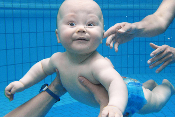 Mutter/Vater-Babyschwimmen